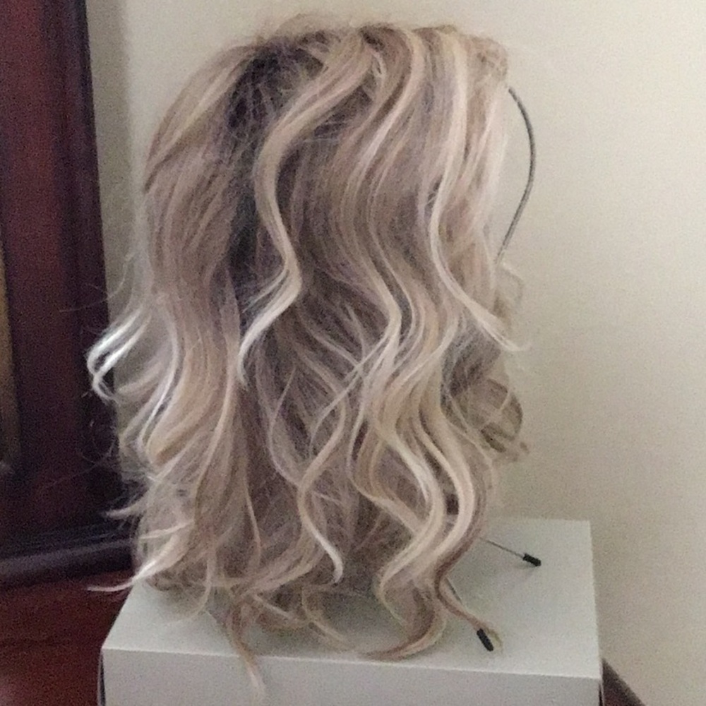 Raquel Welch Wig